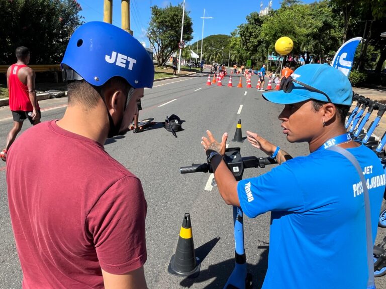 Maio Amarelo: Semob promove blitz educativa sobre uso seguro de patinetes elétricos