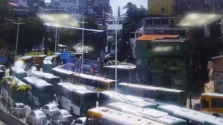 Sem acordo: Protesto de professores causa congestionamento esta manhã na Estação da Lapa