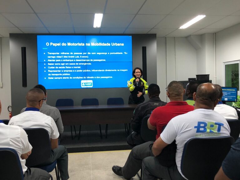 Motoristas do BRT Salvador e Stec recebem palestras sobre condução segura