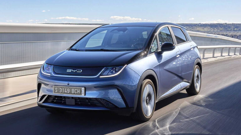 Carros elétricos já dominam mercado europeu, mas Brasil ainda avança a passos lentos
