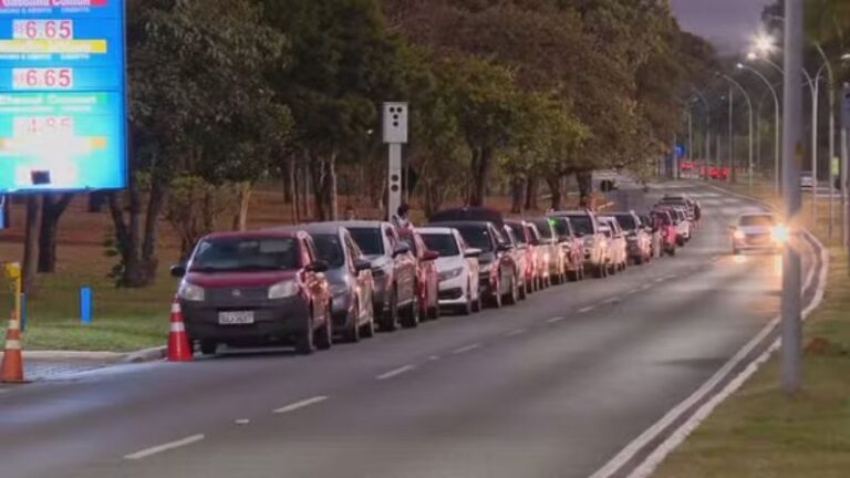 Motoristas fazem fila para abastecer com gasolina sem impostos no DF