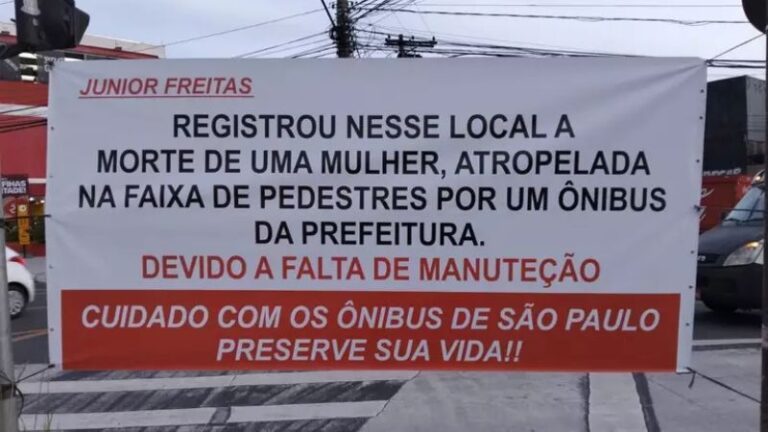 Motoboys removem faixas sobre mototáxi e instalam nova mensagem em São Paulo
