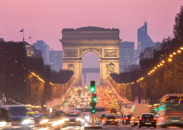 Paris aposta em árvores no lugar de estacionamento contra crise climática
