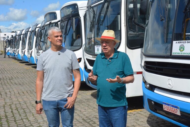 Prefeito de Feira de Santana inspeciona frota de ônibus escolares
