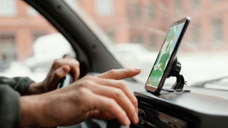 Suporte de celular no carro pode gerar multas: veja como evitar infrações