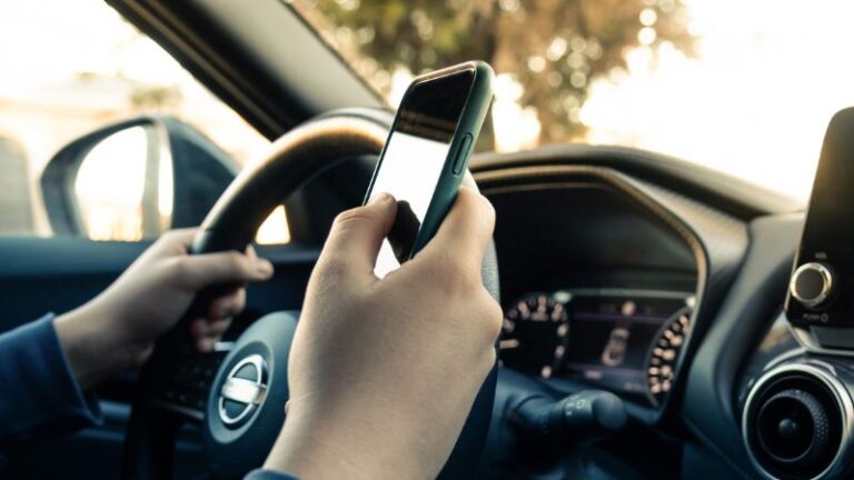 Uso do celular ao volante: infração gravíssima e riscos à segurança