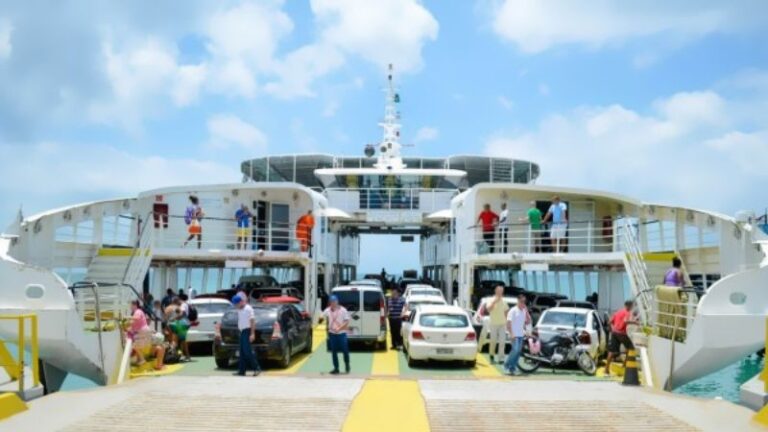 Ferry-boat opera com movimento tranquilo entre Salvador e Ilha de Itaparica