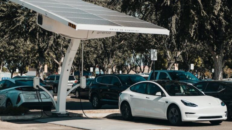 Trump bloqueia proibição da Califórnia a carros a gasolina e reacende debate ambiental
