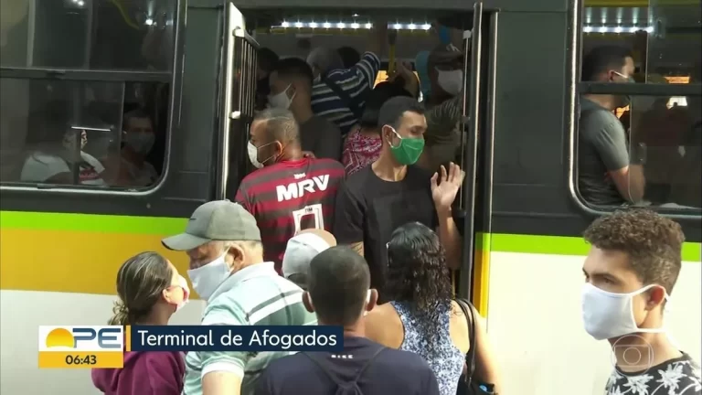 Transporte público da Grande Recife vive colapso: passageiros migram para alternativas inseguras