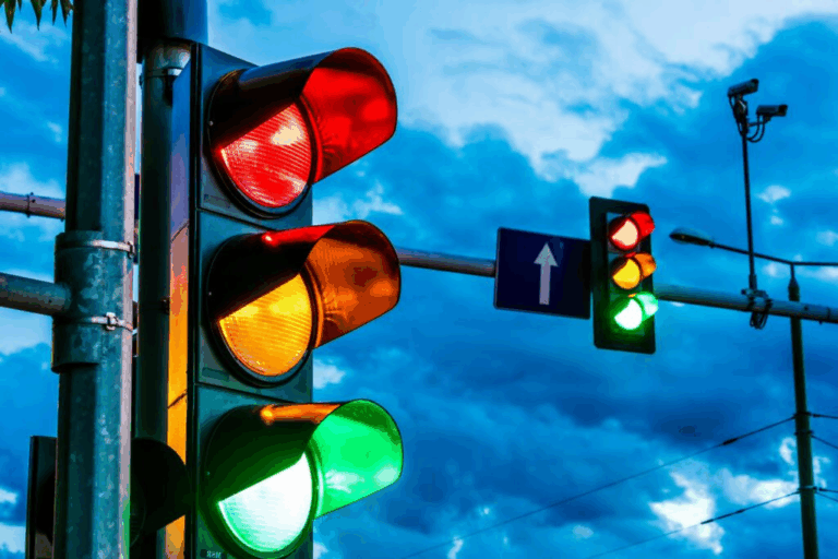 Semáforos nem sempre foram vermelho, amarelo e verde: entenda a origem das cores