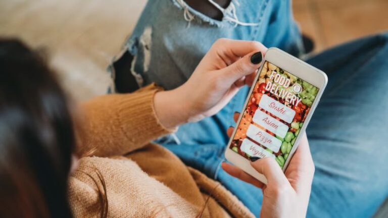 Geração Z lidera uso de apps de delivery e exige inovação no setor