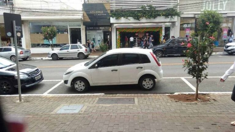 “Vaga só para clientes”? Entenda o que a lei realmente permite em estacionamentos de via pública