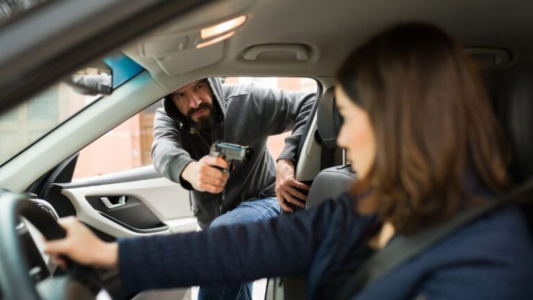 Hábitos perigosos ao volante: como evitar virar alvo de criminosos nas grandes cidades