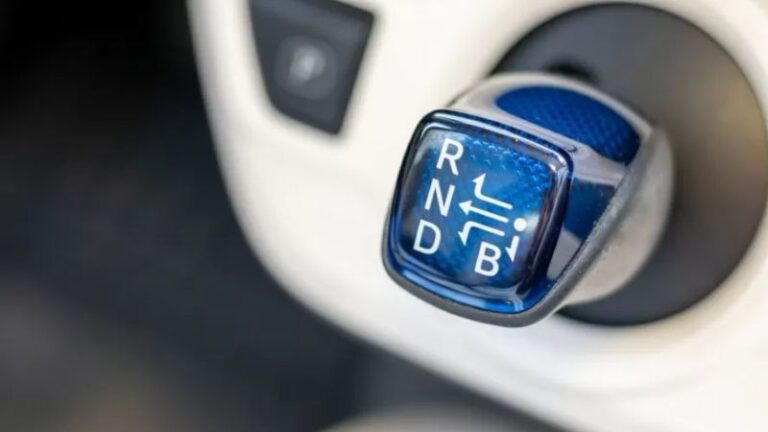 Função “B” no câmbio automático: entenda como ela otimiza frenagem e energia em carros eletrificados