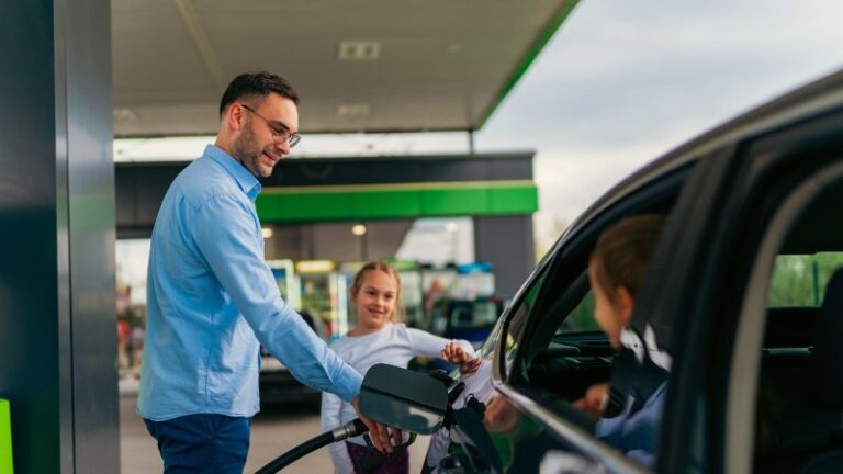 Projeto de lei propõe autosserviço em postos de combustíveis e pode mudar rotina dos motoristas brasileiros