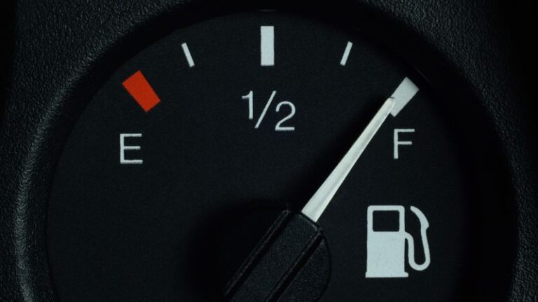 Encher o tanque até a boca: mito ou risco real para o seu carro?