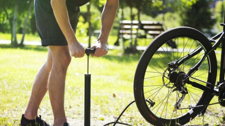 Calibragem de pneus de bicicleta: como garantir segurança e desempenho em casa ou no posto