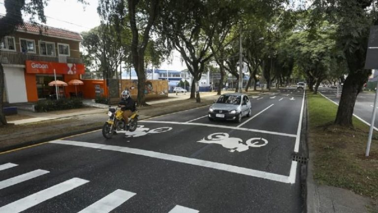 Frente Segura: área preferencial para motociclistas no semáforo reforça segurança, mesmo sem penalidade legal