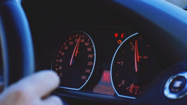 Velocidade perigosa no trânsito: como evitar multas e proteger vidas