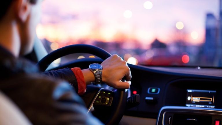 Motoristas de aplicativo em Goiânia ganham R$ 13,41 por hora em jornada de 54 horas semanais, aponta estudo