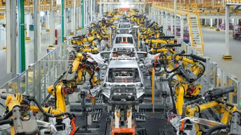 Alta do dólar encarece carros no Brasil e afeta toda a cadeia automotiva