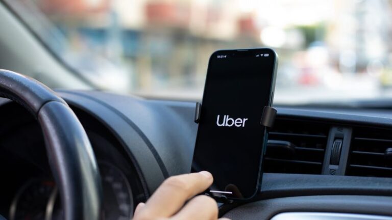 Motoristas de aplicativo abandonam corridas e apostam nas entregas como alternativa mais lucrativa e sustentável