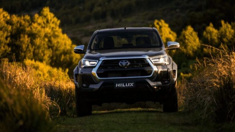 Nova Toyota Hilux 2026: design renovado, motor híbrido e versão elétrica marcam nova fase da picape