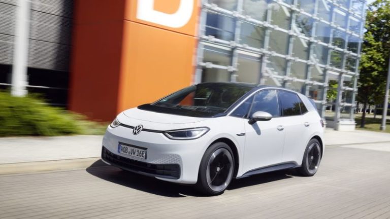 Volkswagen aposta em modelo de assinatura para carros elétricos: sucesso no Reino Unido, rejeição no Brasil