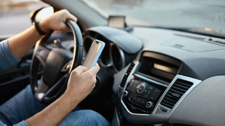 Motoristas de aplicativo enfrentam jornadas exaustivas e baixa renda em 2025, aponta estudo