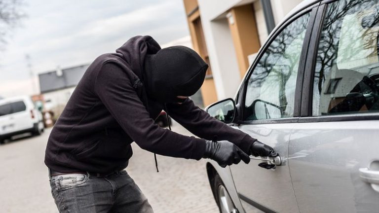 Motoristas usam máscaras realistas para simular passageiros e evitar roubos de carros