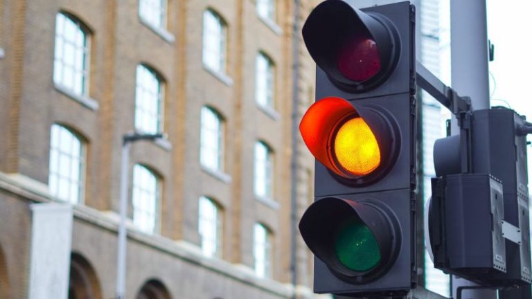 Sinal vermelho também é para ciclistas: por que a regra ainda é ignorada nas cidades brasileiras