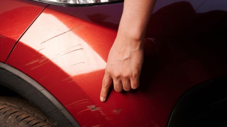 Truque com laca de cabelo para remover arranhões em carros viraliza e conquista motoristas