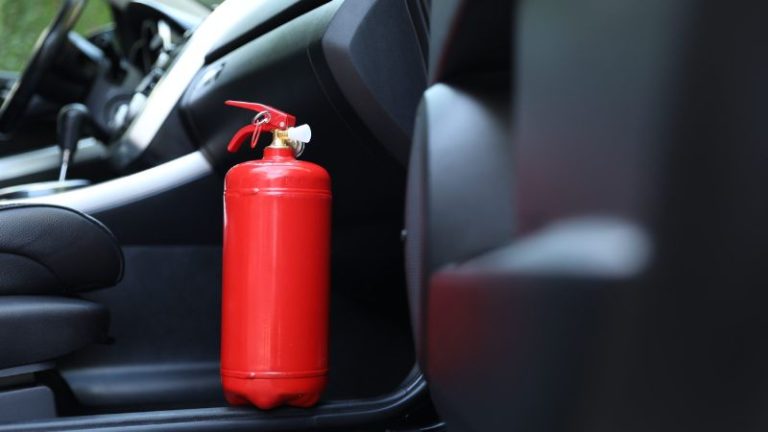 Extintor no carro pode gerar multa mesmo sem obrigatoriedade, alerta CTB