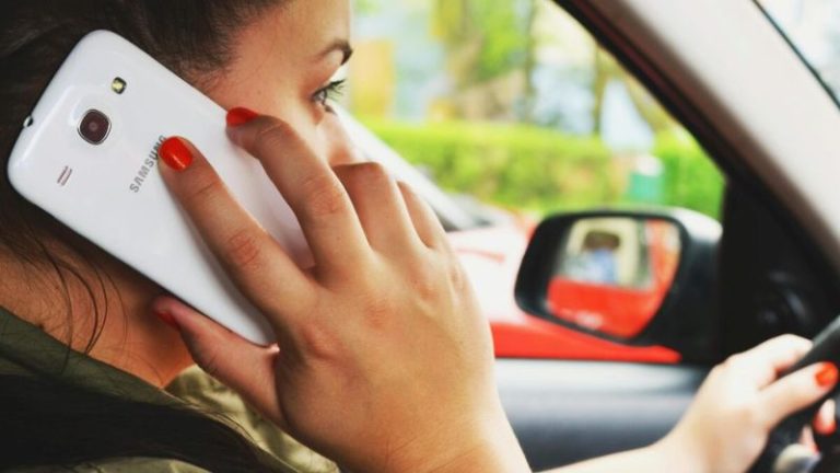 Geração Z lidera uso de celular ao volante e preocupa especialistas em segurança