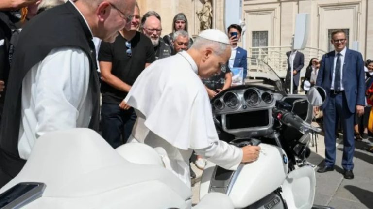 Papa Leão XIV autografa moto BMW R18 que será leiloada para caridade