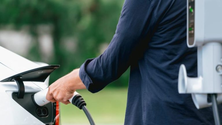 Carros elétricos batem recorde no Brasil e aceleram rumo ao fim dos motores a combustão