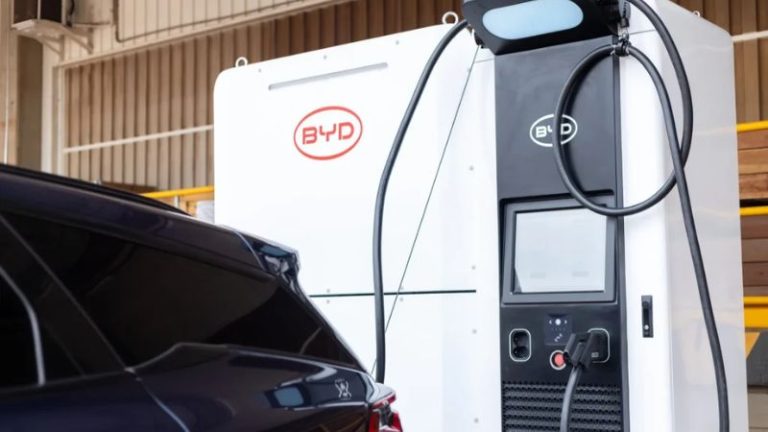BYD anuncia rede de carregadores de 1.000 kW na Europa com promessa de 400 km em 5 minutos