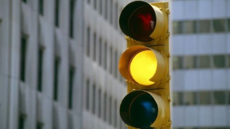 Passar no sinal amarelo dá multa? Veja o que diz a lei de trânsito