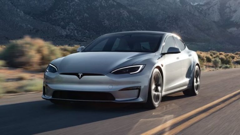Tesla vira alvo de investigação após motoristas relatarem ficarem presos em veículos