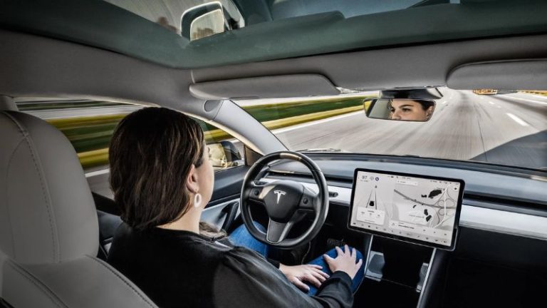 Motoristas nos EUA mudam de foco: direção autônoma supera potência e luxo nas preferências