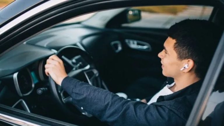 Uso de fones de ouvido ao volante é proibido por lei e pode gerar multa