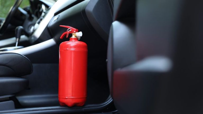Extintor no carro: não é obrigatório, mas pode gerar multa se estiver irregular