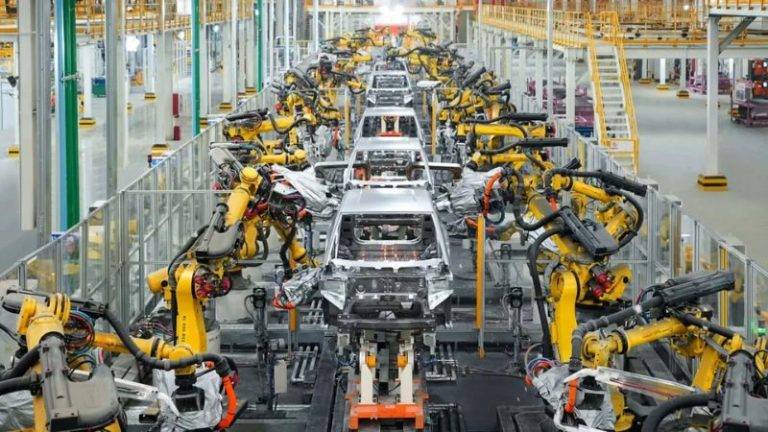 BYD enfrenta queda nos lucros em meio à guerra de preços e excesso de produção na China