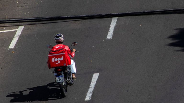Parceria entre iFood e Mottu facilita aluguel de motos para entregadores e impulsiona expansão no setor de delivery
