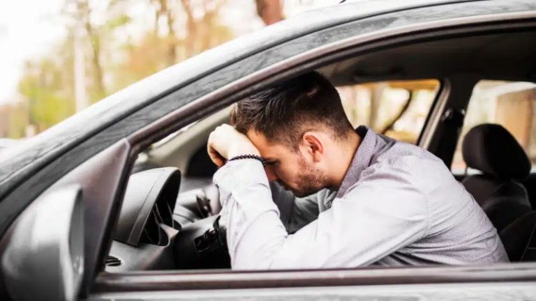 Carro “morrendo” no trânsito: causas, riscos e soluções