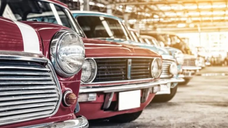 Leilão de carros antigos reúne modelos raros com lances a partir de R$ 11 mil