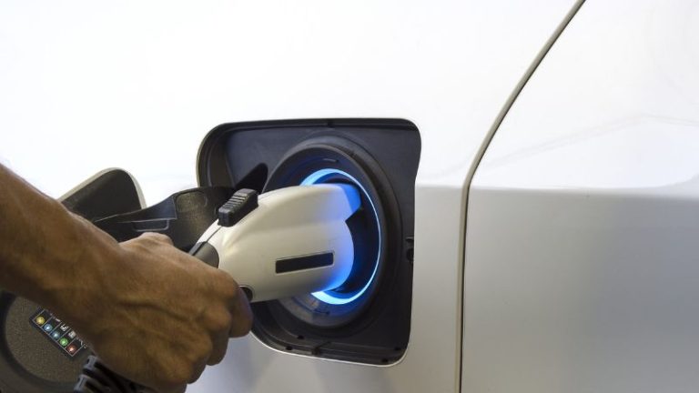 Falta de pontos de recarga é o maior obstáculo para carros elétricos no Brasil, aponta pesquisa