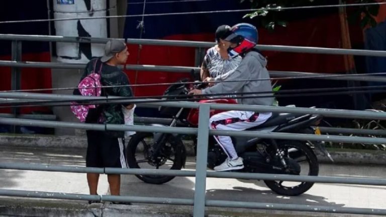 Subir em calçada ou passarela pode render multa de R$ 880 e colocar vidas em risco, alerta CTB