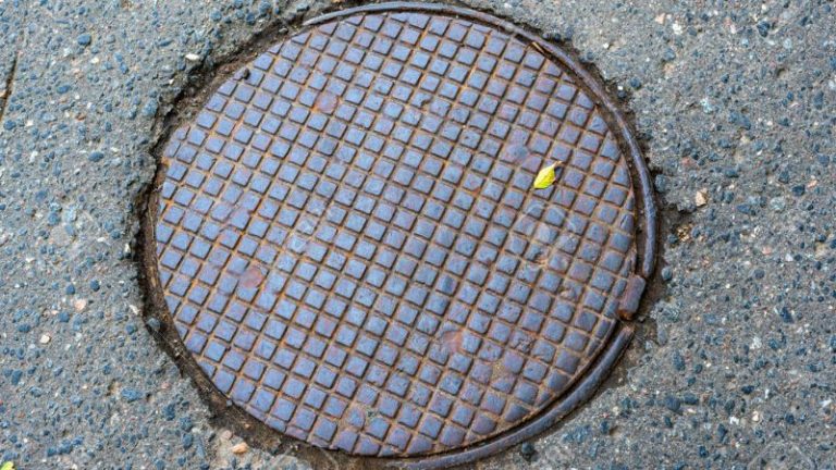 Estacionar sobre tampas de bueiro pode gerar multa e remoção do veículo, alerta CTB