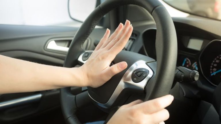 Gentileza ao volante pode virar infração: uso indevido da buzina rende multa e pontos na CNH